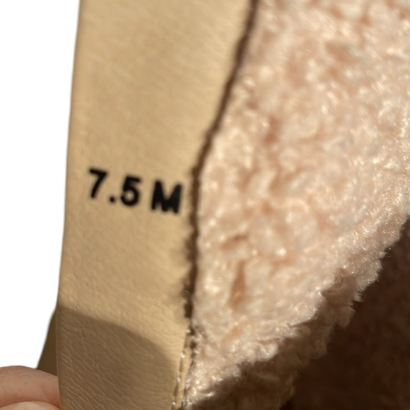 Jellypop woman’s tan faux suede ankle boots. Inside has faux fur. Size 7.5 - Picture 7 of 8